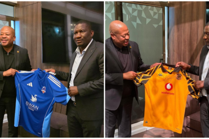 Kaizer Chiefs manager Bobby Motaung and Scottland owner Pedzisayi 'Scott' Sakupwanya exchanging club jerseys