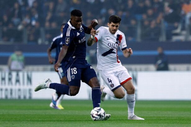 Marshall Munetsi, seen here battling with Balerdi during the derby, is not expected to return to Paris FC despite his successful loan spell. AFP/Kenzo TRIBOUILLARD